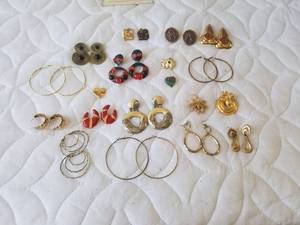 lot 201 image: Selection of costume jewelry