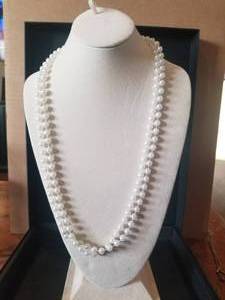 lot 88 image: Selection of costume jewelry