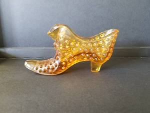 lot 315 image: Vintage amber Fenton glass hobnail shoe