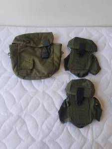 lot 37 image: Vintage Army green all-purpose belt bag and 2-3 round magazine M16 ammo holders