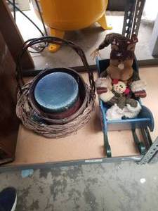 lot 54 image: Selection of home decor. - baskets