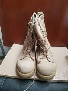 lot 78 image: Pair of Gore-Tex dessert camo military boots