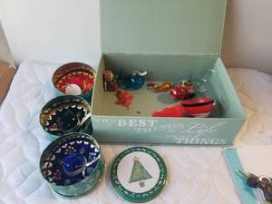 lot 122 image: Selection of Christmas decor.