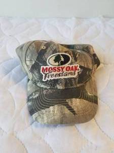 lot 129 image: Mossy Oak camo hat with tags