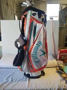 lot 267 image: Callaway golf bag with a few clubs