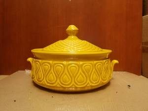 lot 170 image: Vintage yellow decorative pot