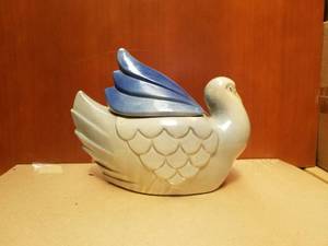lot 179 image: Vintage Swann cookie jar - by Fapco USA