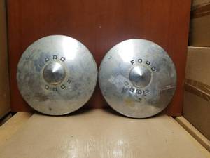 lot 209 image: Selection of 2 vintage Ford center capshubcaps