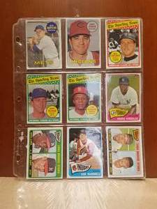 lot 216 image: Selection of 9 vintage baseball cards