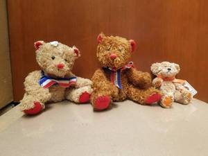 lot 217 image: Selection of Teddy Bears, 2 Hero Bears and one Boyds