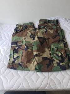 lot 337 image: Selection of 2 pairs of green camo pants - size large