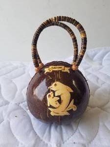 lot 277 image: Vintage coconut purse from Hawaii