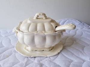 lot 280 image: Vintage serving bowl with ladle