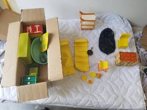 lot 288 image: Selection of vintage Barbie accessories