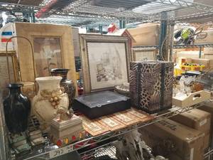 lot 292 image: Shelf lot of home decor.