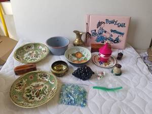 lot 303 image: Selection of home decor.
