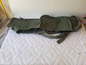 lot 238 image: Green military duffle bag