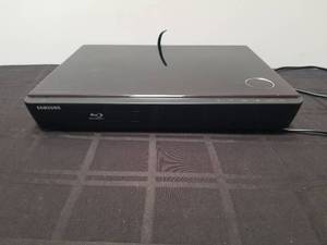 lot 293 image: Samsung Blu-Ray DVD player