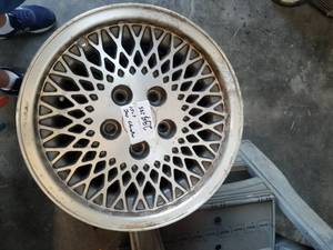 lot 285 image: Aluminum rims off of Cherokee - total of 4