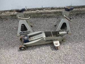 lot 24 image: AC Delco Jack Kit With Jack And 2-2 Ton Jack Stands