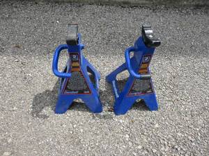 lot 28 image: 2-Duralast 2-Ton Jack Stands