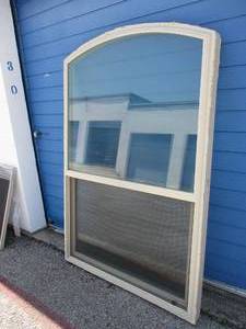 lot 86 image: 3-47 x 71-H,Like New Windows With Vinyl Frame, With Screens, They have been installed for a short time. Note X The Money