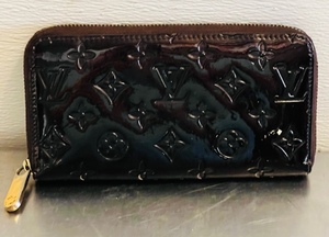 lot 11 image: Black Louis Vuitton Pocketbook