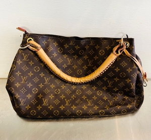 lot 14 image: Classic Look Louis Vuitton Purse&nbsp