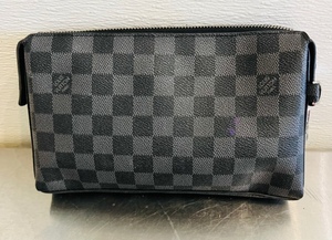 lot 15 image: Small Louis Vuitton Purse