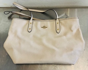 lot 17 image: Coach Poppy White Purse