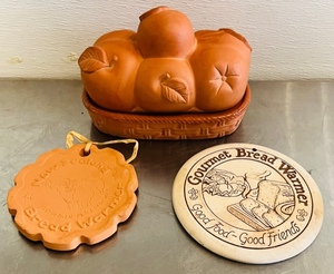 lot 21 image: New Zealand &amp Gourmet Bread Warmer wBoston Warehouse Trading Corp 1994 - Apple Design Mini Loaf BreadRolls Container
