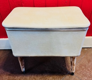 lot 31 image: 19x19x12 Vintage Hawkeye Americas Finest Hamper Sewing Hamper&nbsp