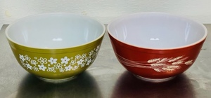 lot 53 image: Lot of 1 Vintage Brown Pyrex 403 Spring Blossom (Crazy Daisy) and 1 Vintage RedOrange Wheat Pattern 2.5 Qt Mixing Nesting Bowls