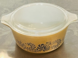 lot 54 image: Vintage Round Pyrex Beige Homestead Pattern 2.5 Qt Casserole Dish wLid #475-B