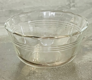 lot 56 image: Vintage Pyrex L12 Fluted Custard Cup