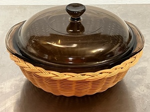 lot 58 image: Vintage Pyrex Amber Corning Ware Visions #023 - 1.5L 7.5Inch Bowl wLid and Wicker Carrier