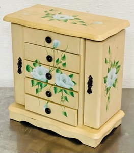 lot 68 image: Beautiful 10x9x5 Jewelry Box wJewelry Included