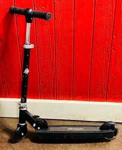 lot 79 image: 30x24 Jetson Scooter wLED Flashing Lights on Wheels and Underneath&nbsp