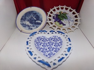 lot 102 image: 3 Hangable Decorative Plates - Currier &amp Ives The Old Homestead in Winter, Home Decor Accents Items #HD12728-123, NW438IA Hand Painted Grapes