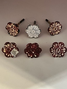 lot 114 image: 6 Antique Flower Pattern Drawer Pulls