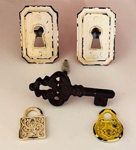 lot 115 image: 5 Antique Key &amp Keyhole Pattern Drawer Pulls