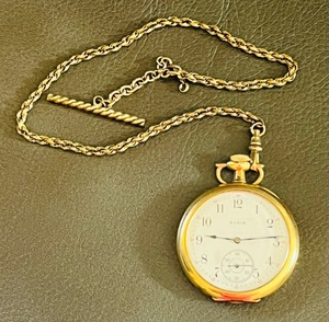lot 119 image: Antique 1900 Elgin Hunting Pocket Watch Grade 224 Mode 2 Class 85 Size 0s Nickel Movement Finish Jewels IIj