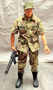 lot 127 image: 11 Hasbro 1996 GI Joe USMC