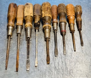 lot 139 image: Nine Vintage Wooden Handle Screwdrivers&nbsp