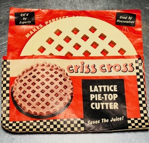 lot 147 image: Vintage 9 34 Criss Cross Lattice Pie-Top Cutter - Clough Products