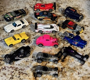 lot 181 image: 14 Mattel Hot Wheels Cars from 80s &amp 90s
