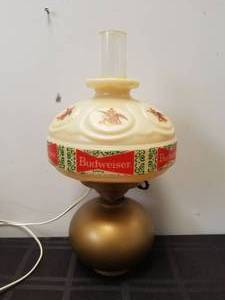 lot 2 image: Vintage Budweiser lamp advertising piece - plastic - works