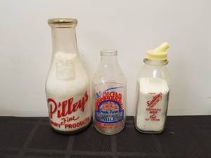 lot 125 image: Selection of 3 vintage glass milk bottles - Pilleys, Sanitarys, and Bartonsham Farms dairies