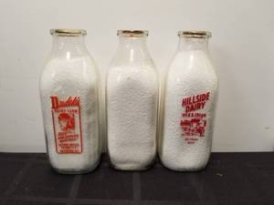 lot 140 image: Selection of 3 vintage glass milk bottles - Dudeks, Hillside, and H.B.S. Farms dairies