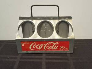 lot 148 image: Vintage 1950 tin 6pk Coca Cola bottle carrier